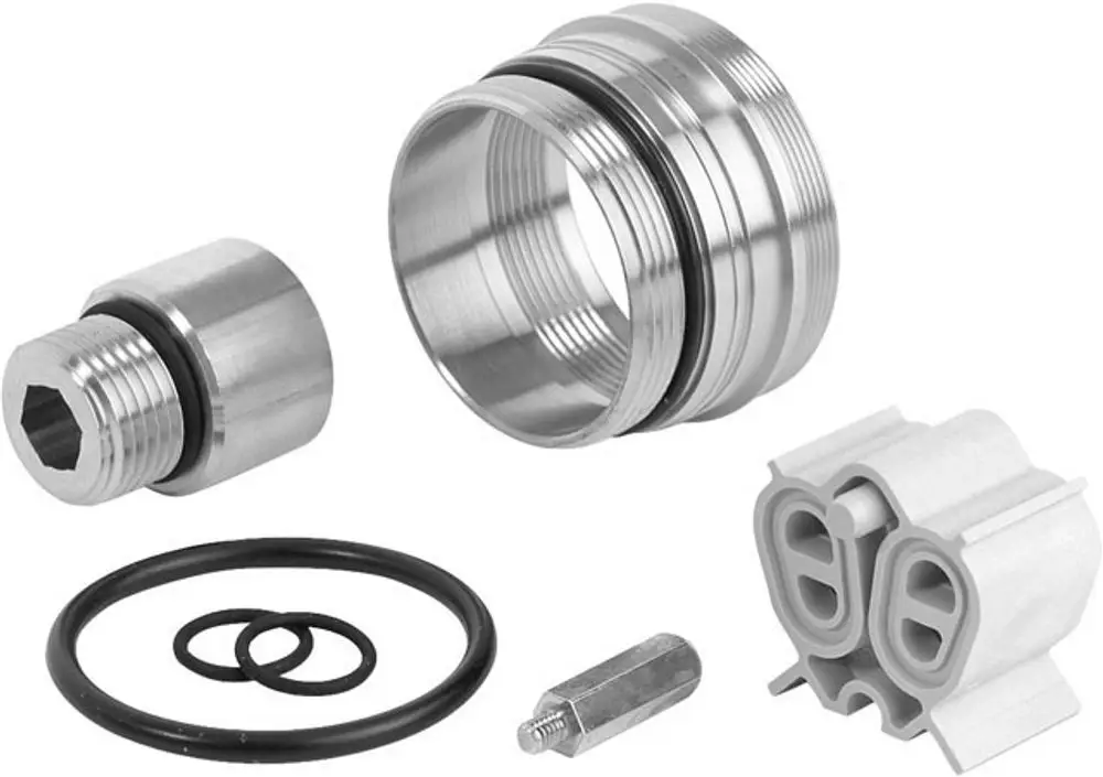 Ersatzteile von Ideal Standard, bestehend aus mehreren metallischen und gummierten Komponenten, die für die Installation oder Reparatur von Sanitäranlagen verwendet werden.